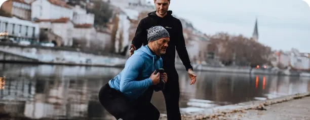 Photo d'une séance de coaching sportif en plein air avec un homme
